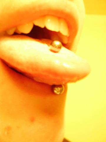 a nyelv piercing segíti a fogyást