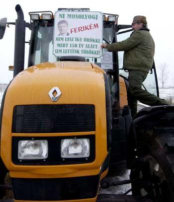Nyomorg magyar paraszt Renault traktorral